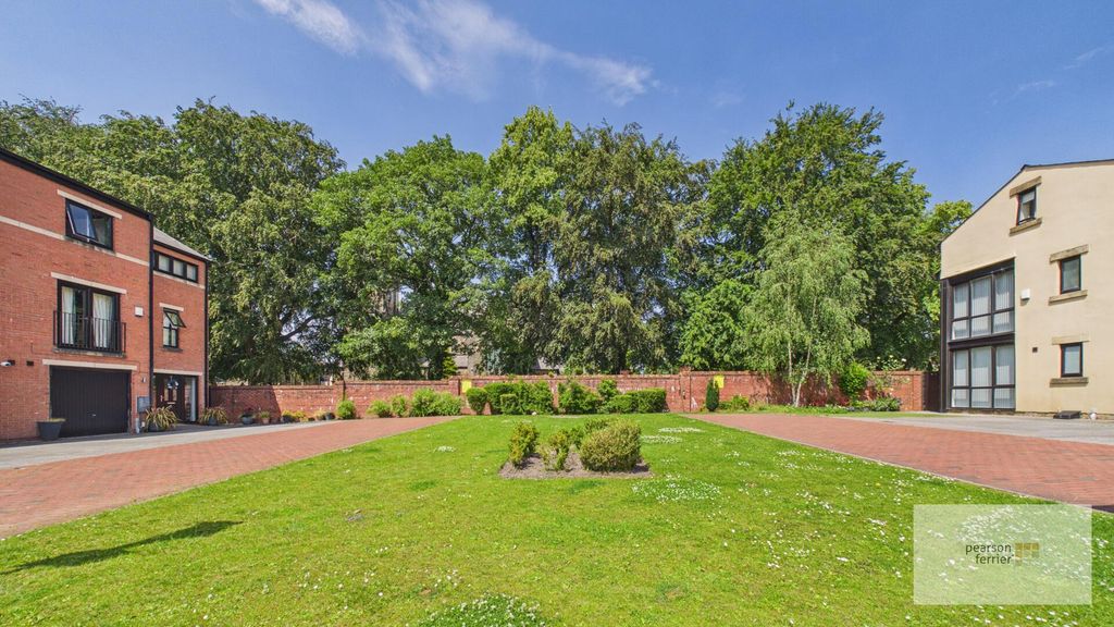 Property photo 2 of 21 Communal Gardens