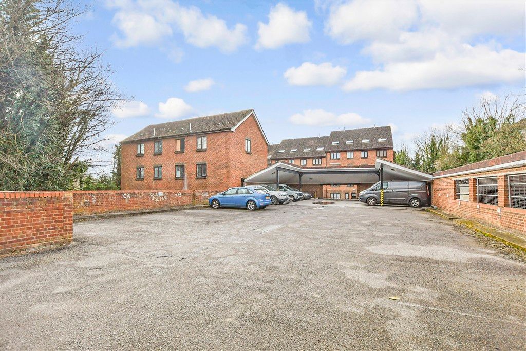 Property photo 2 of 15 Driveway/Parking