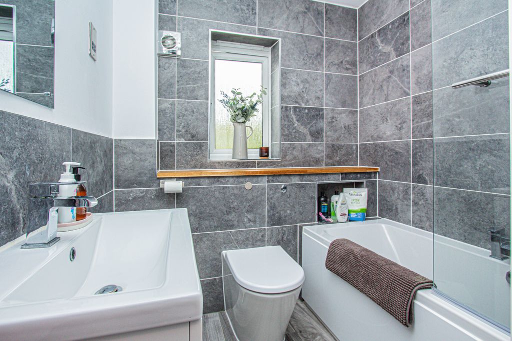 Property photo 3 of 19 Family Bathroom