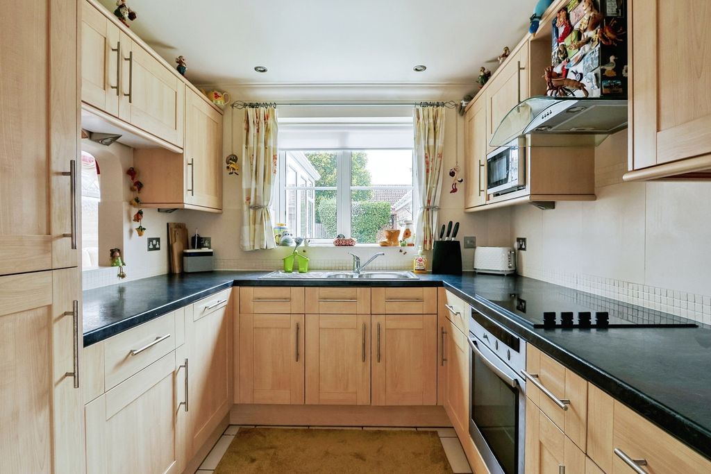 Property photo 2 of 17 Kitchen