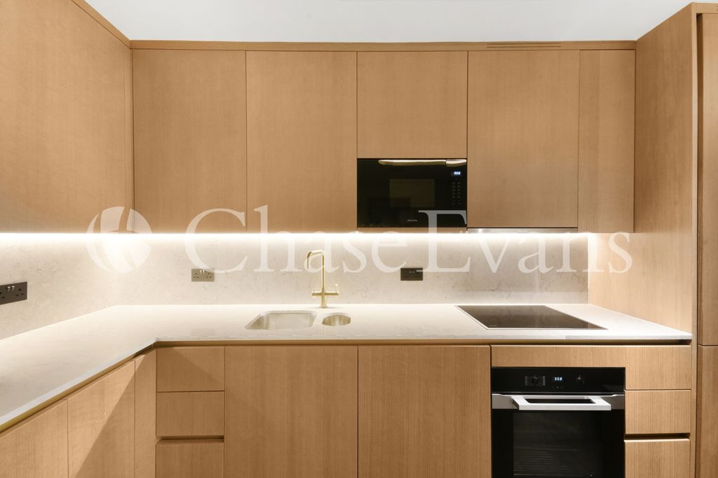 Property photo 2 of 14 Tottenham Court Road