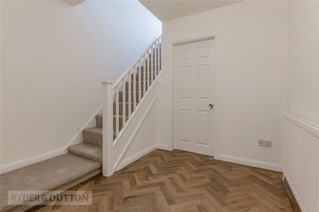 Property photo 3 of 28 Entrance Hall