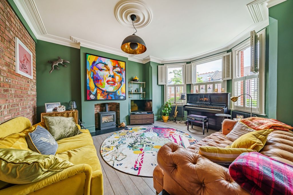 Property photo 2 of 22 988381 (3)