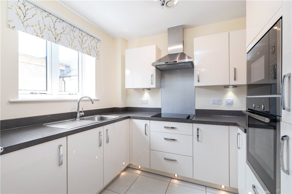 Property photo 2 of 11 Fitted Kitchen