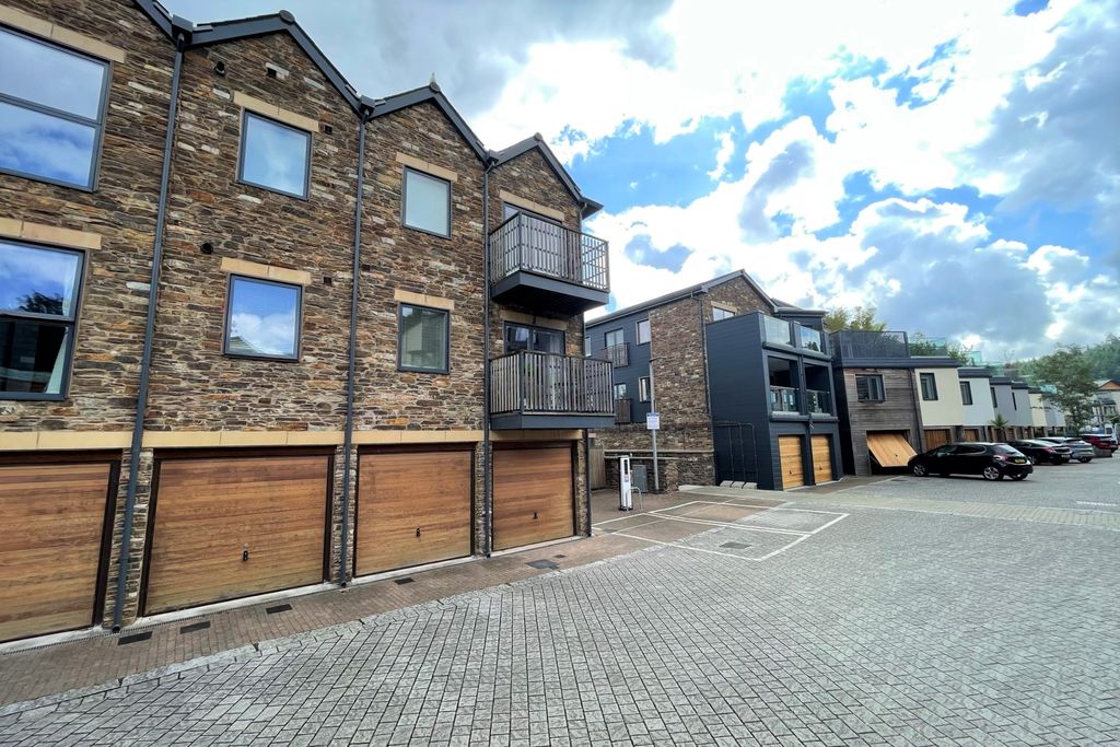 Property photo 1 of 10 Exterior