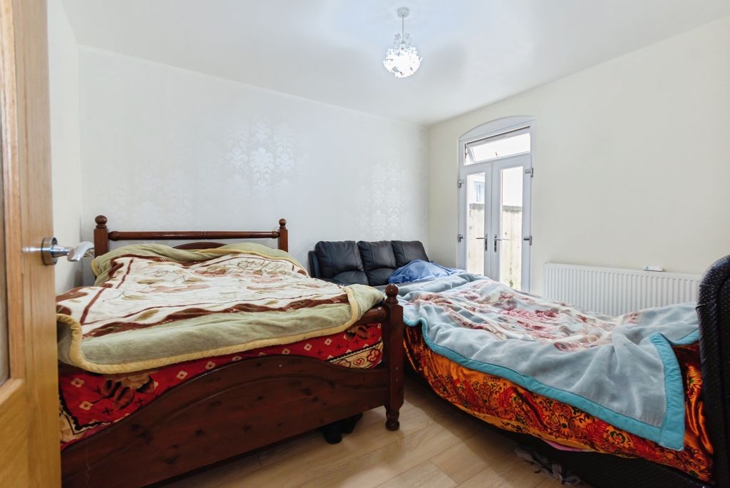 Property photo 3 of 37 Pbox-Img.Jpg