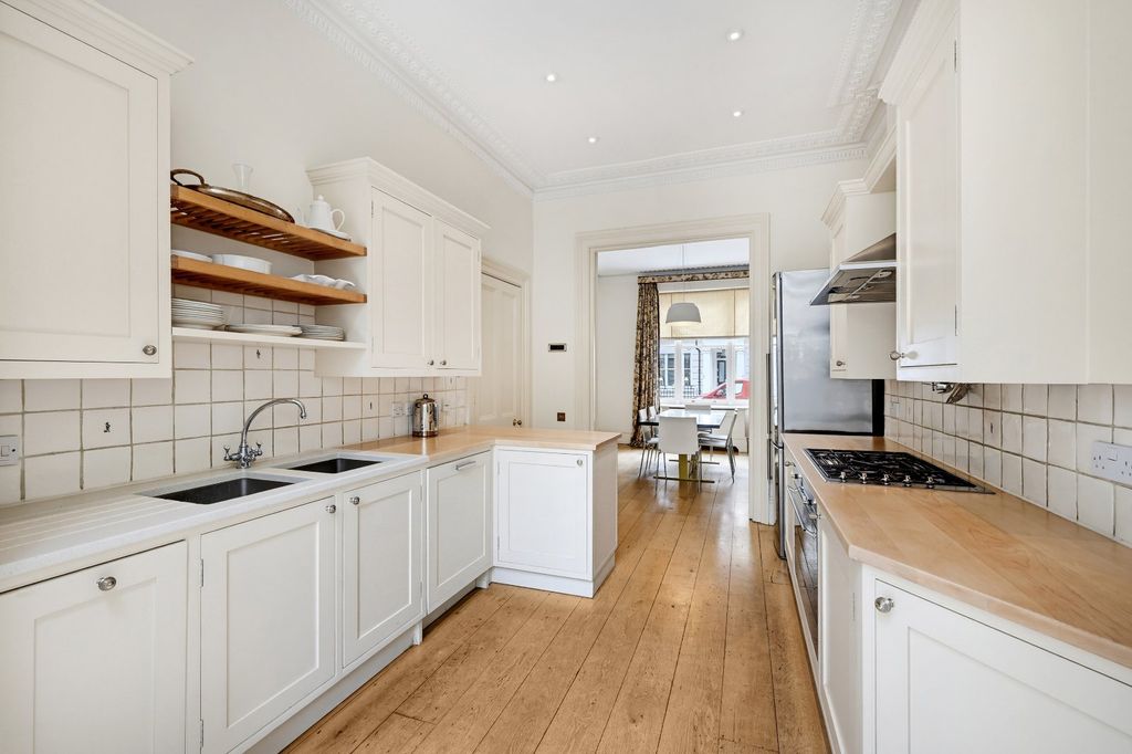 Property photo 3 of 17 Kitchen