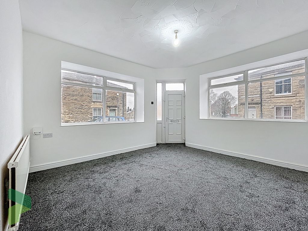 Property photo 3 of 17 Living Room