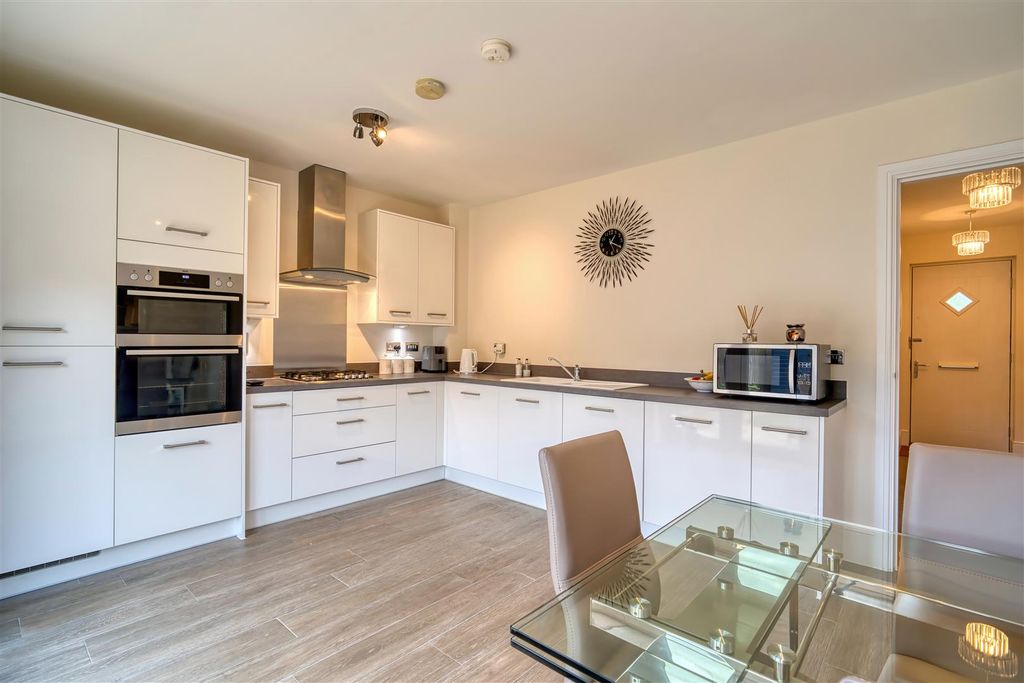 Property photo 2 of 10 Kitchen