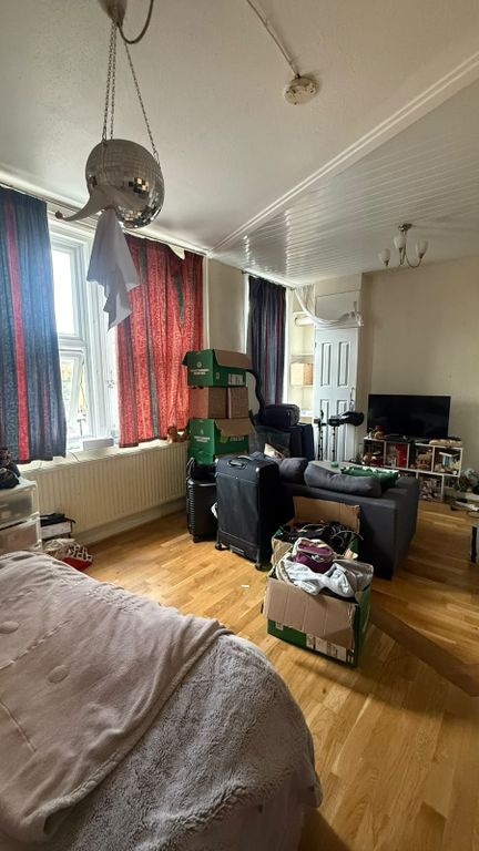 Property photo 1 of 5 Studio To Rent North End Road, London Nw11