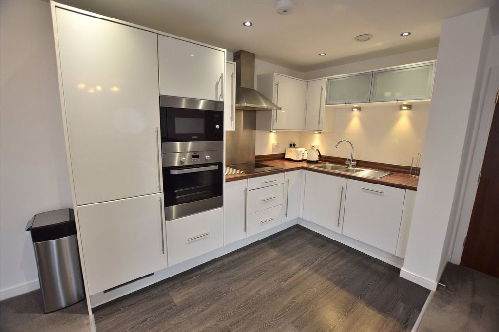 Property photo 2 of 10 Kitchen