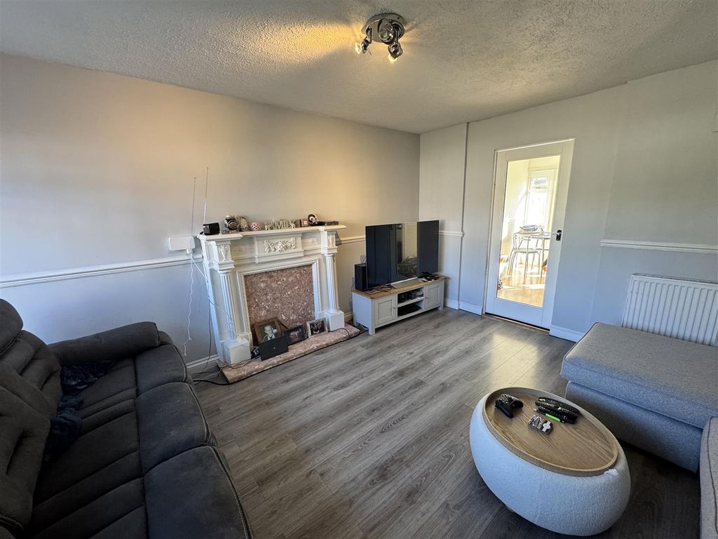 Property photo 3 of 11 Living Room