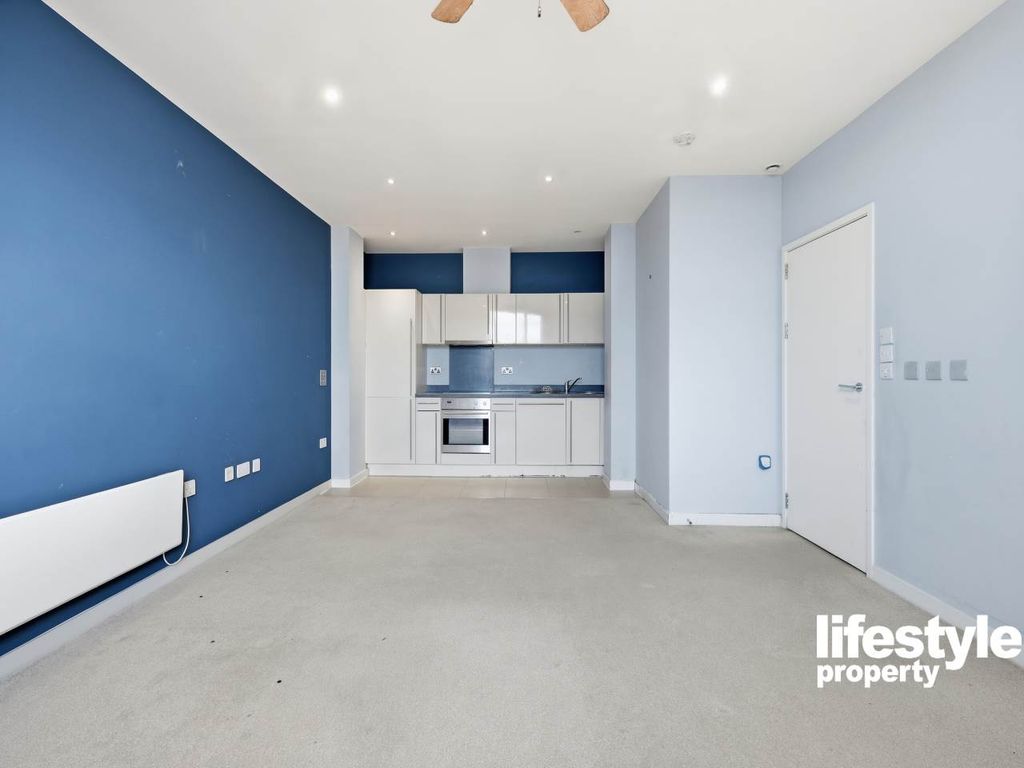 Property photo 2 of 8 Kitchen Lounge