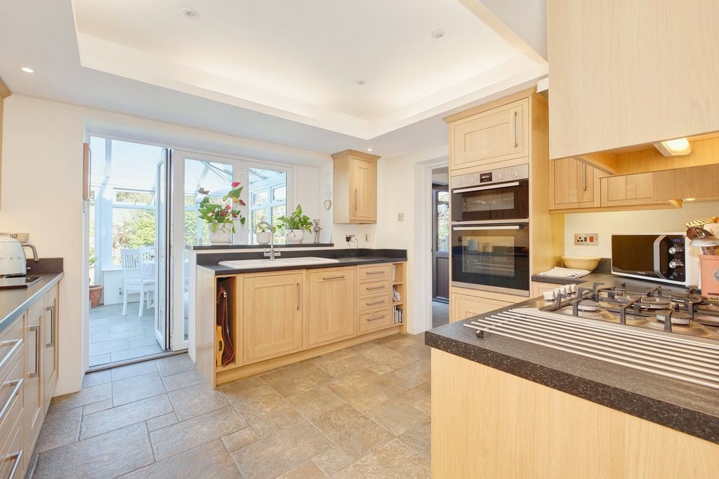Property photo 2 of 33