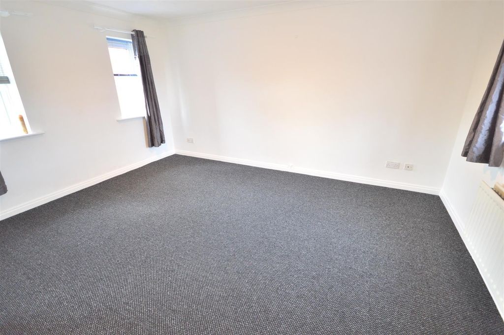 Property photo 3 of 4 Living Room