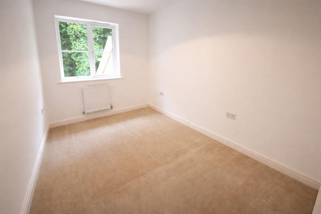 Property photo 3 of 16 Bedroom 1.Jpg
