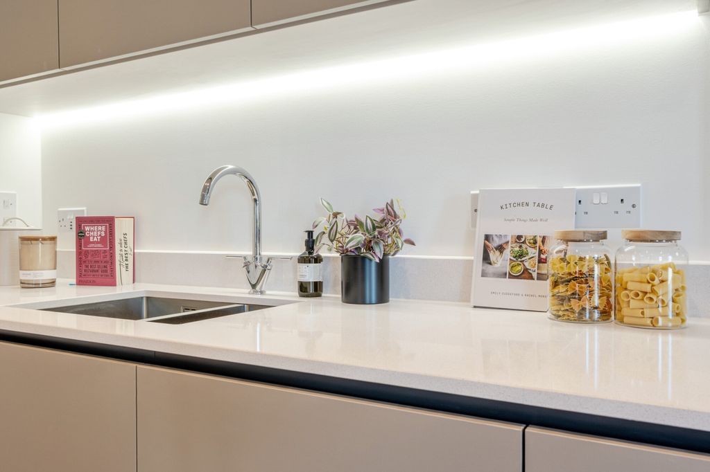 Property photo 3 of 14 1453400-4-69F338c...