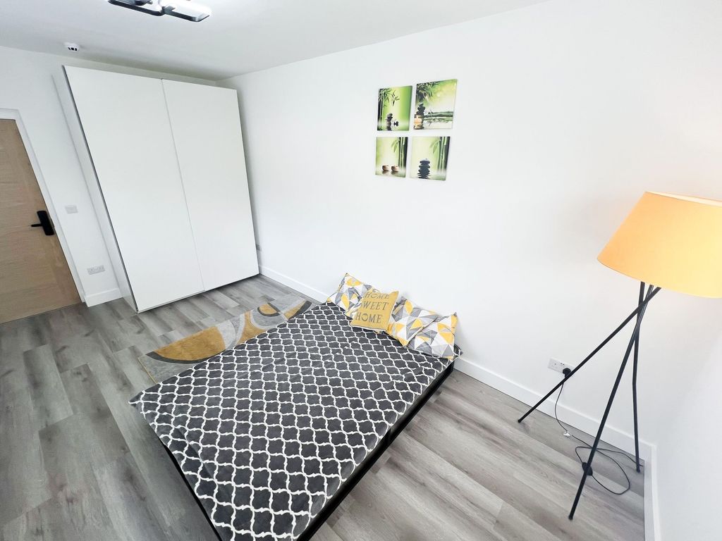 Property photo 1 of 5 A Bright And Modern Double Bedroom Featuring A Coz...