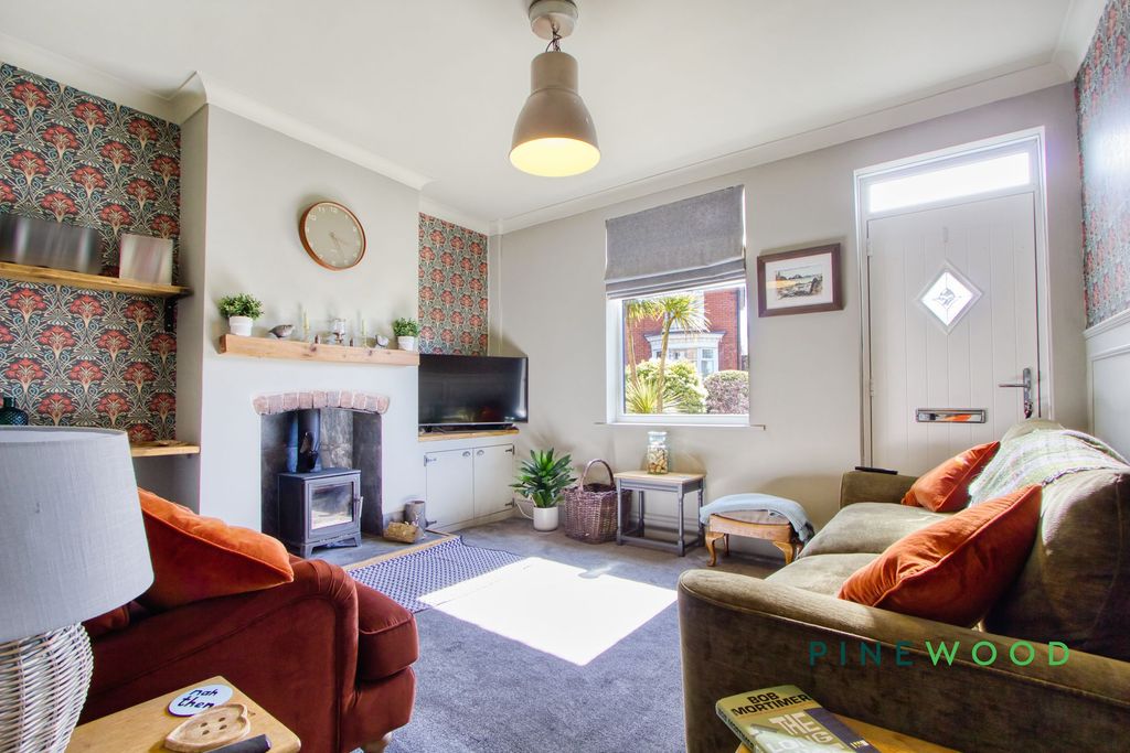 Property photo 3 of 18 Lounge