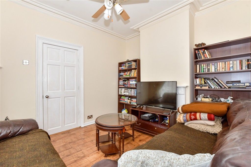 Property photo 1 of 9 Lounge