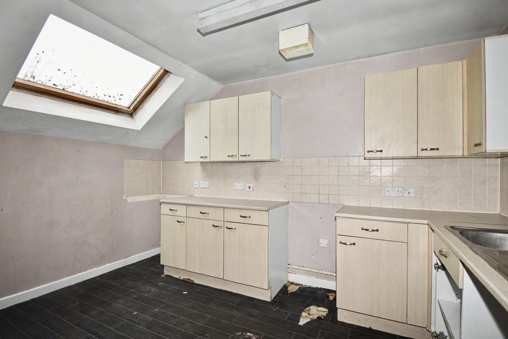 Property photo 3 of 14 Flat 5, Crosthwaite Court, Spink Lane, Pontefract, West Yorkshire, Wf8 1Eb