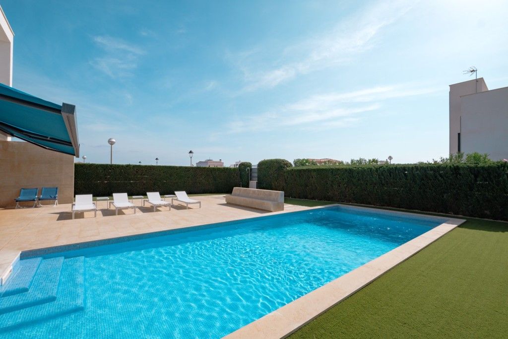 Property photo 3 of 20 Swimming Pool (2)