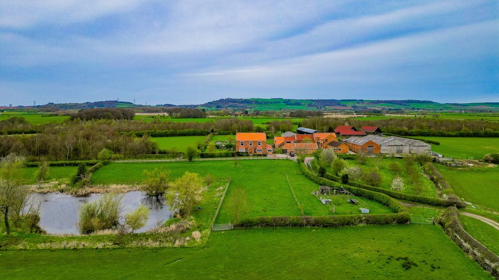 Property photo 2 of 20 Eastfields Farm