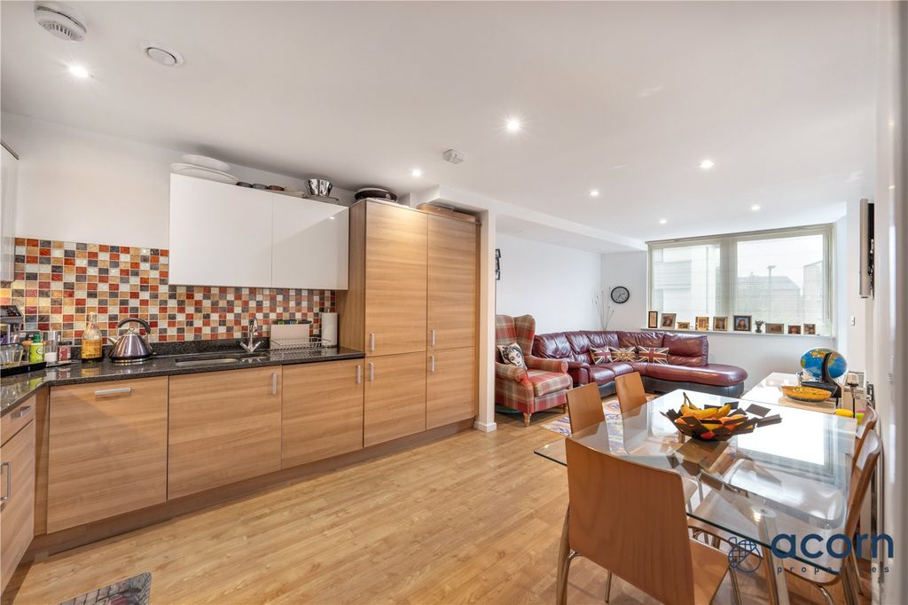 Property photo 2 of 21 Picture No. 15