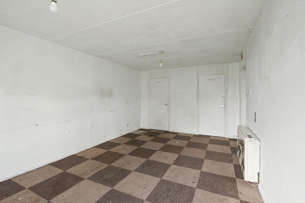 Property photo 3 of 12 24 Warren Bank, Simpson, Mk6 3Aq