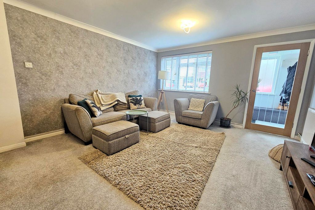 Property photo 3 of 9 Lounge