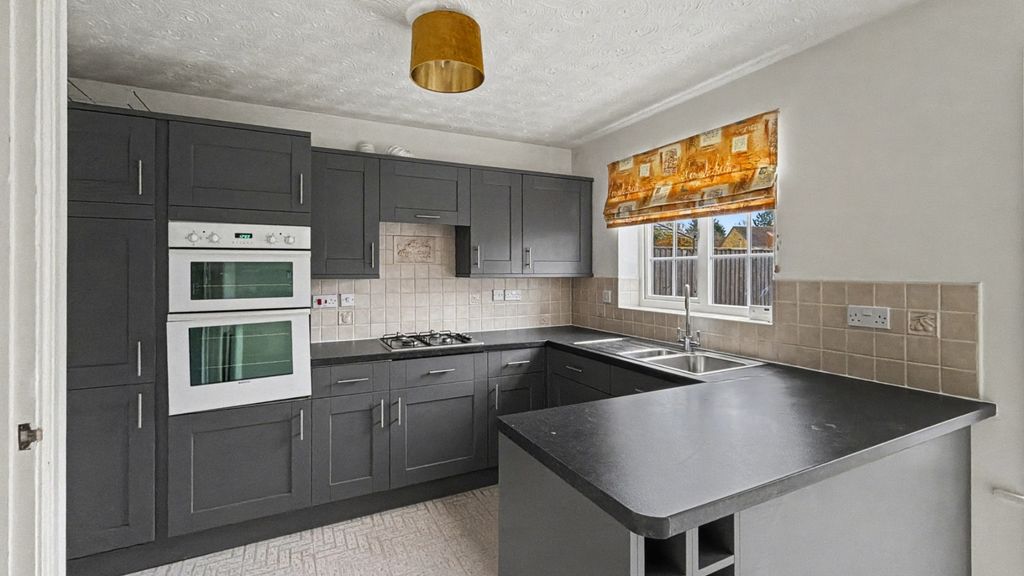 Property photo 2 of 18 4704182