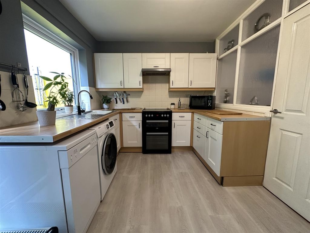 Property photo 3 of 16 Kitchen
