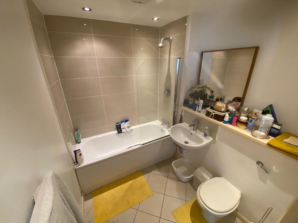 Property photo 3 of 8 Bathroom