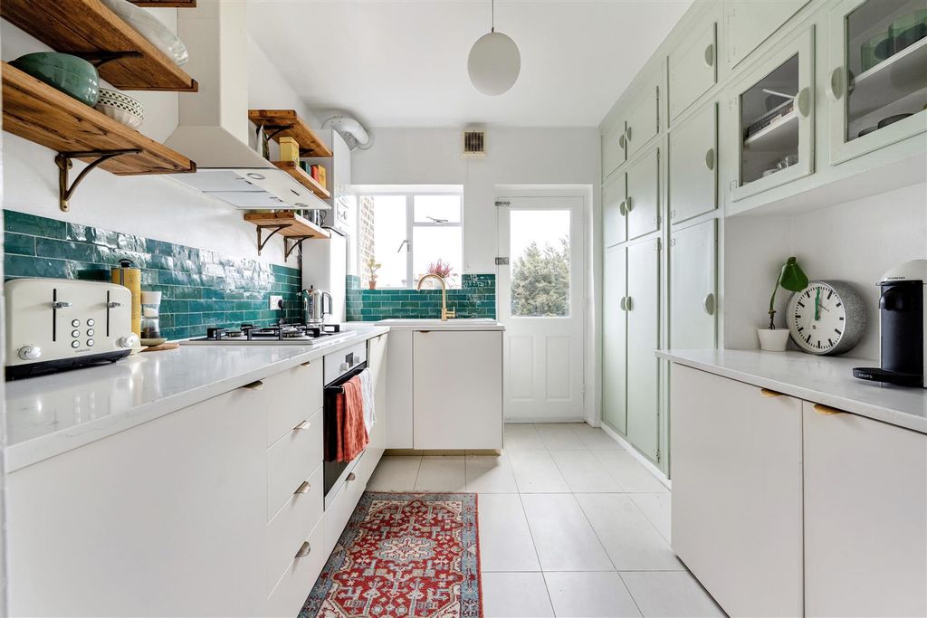 Property photo 3 of 23 The Lodge, N16