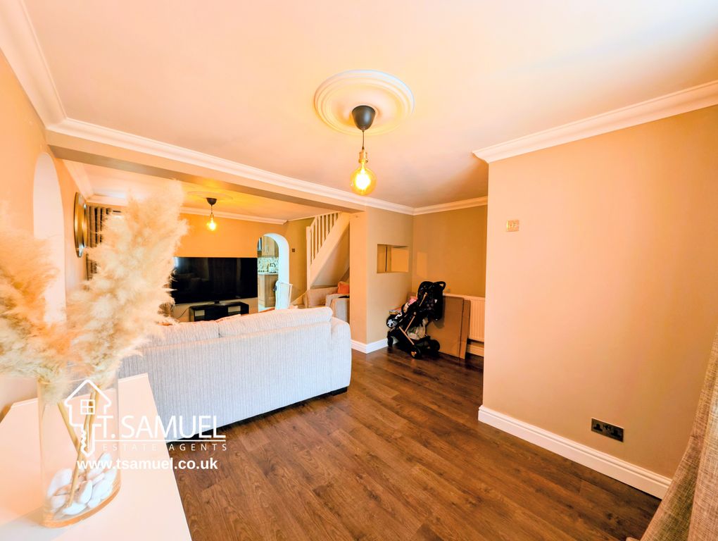 Property photo 3 of 19 Lounge