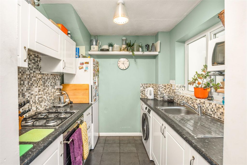 Property photo 3 of 12 124 West Street, Banbury-9.Jpg