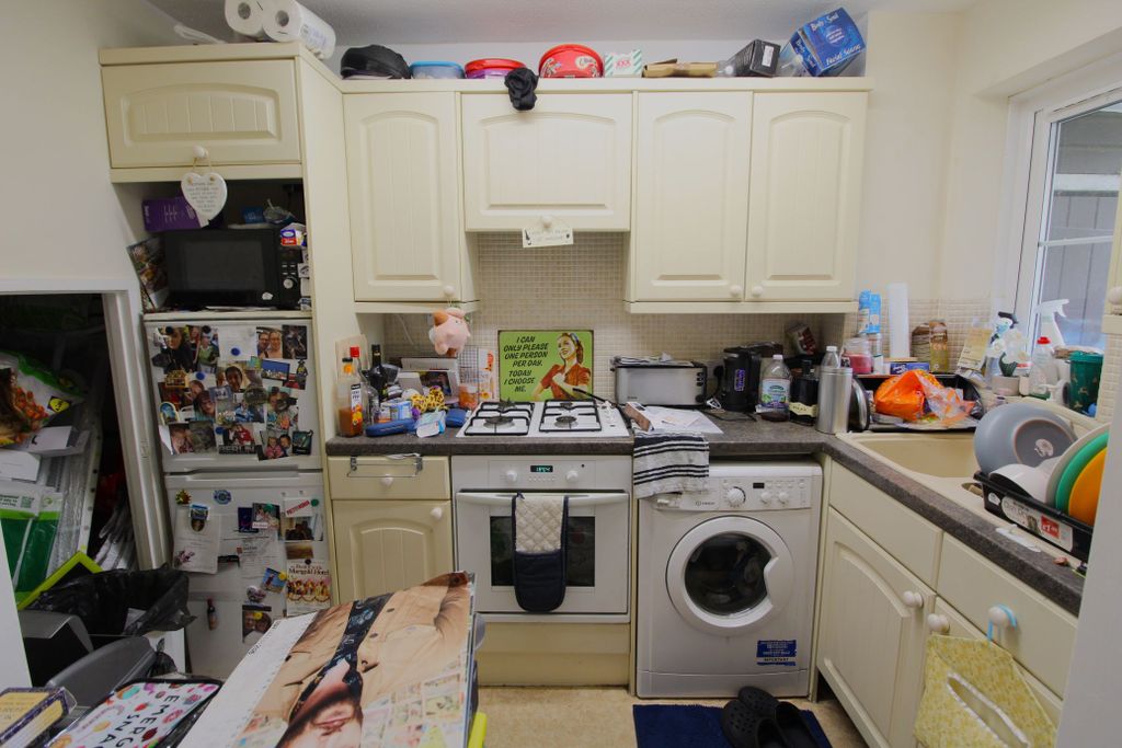 Property photo 2 of 6 Kitchen