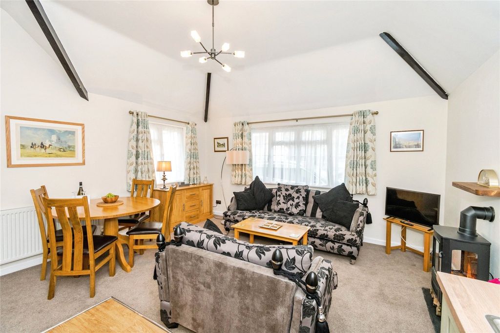 Property photo 2 of 33 Picture No. 52