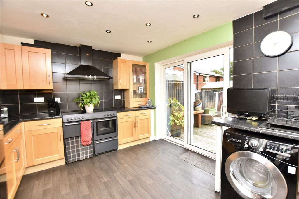 Property photo 3 of 11 Kitchen