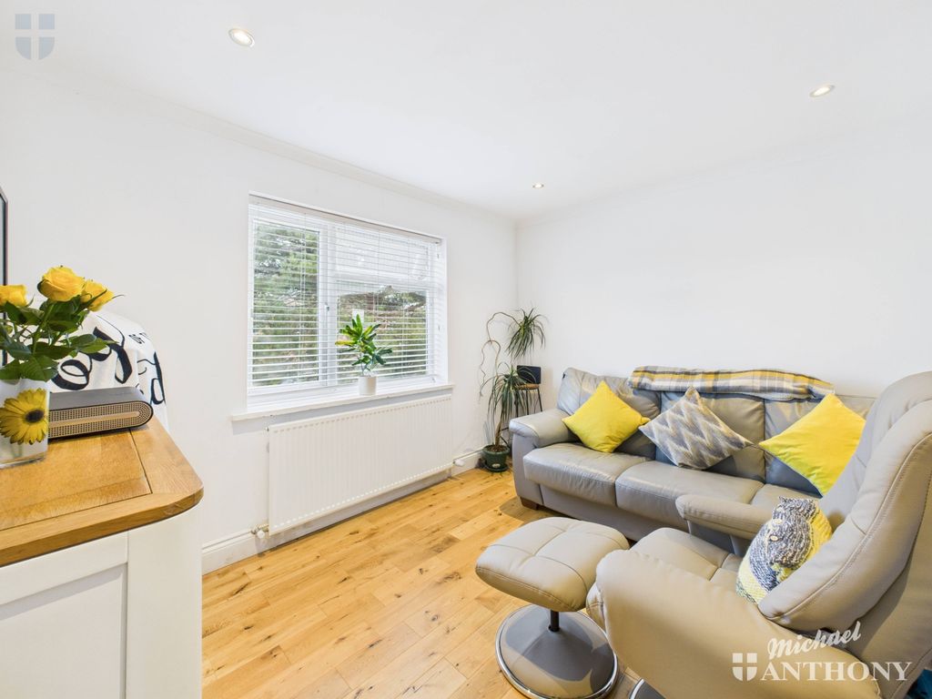 Property photo 2 of 10 Cam03852G0-Pr0474-Still001