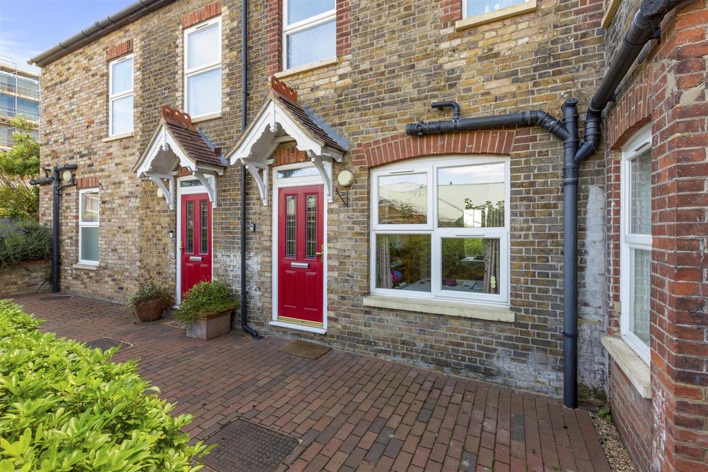 Property photo 2 of 13 Flat 8, 123 London Rd, Hp11 1BT-10.Jpg