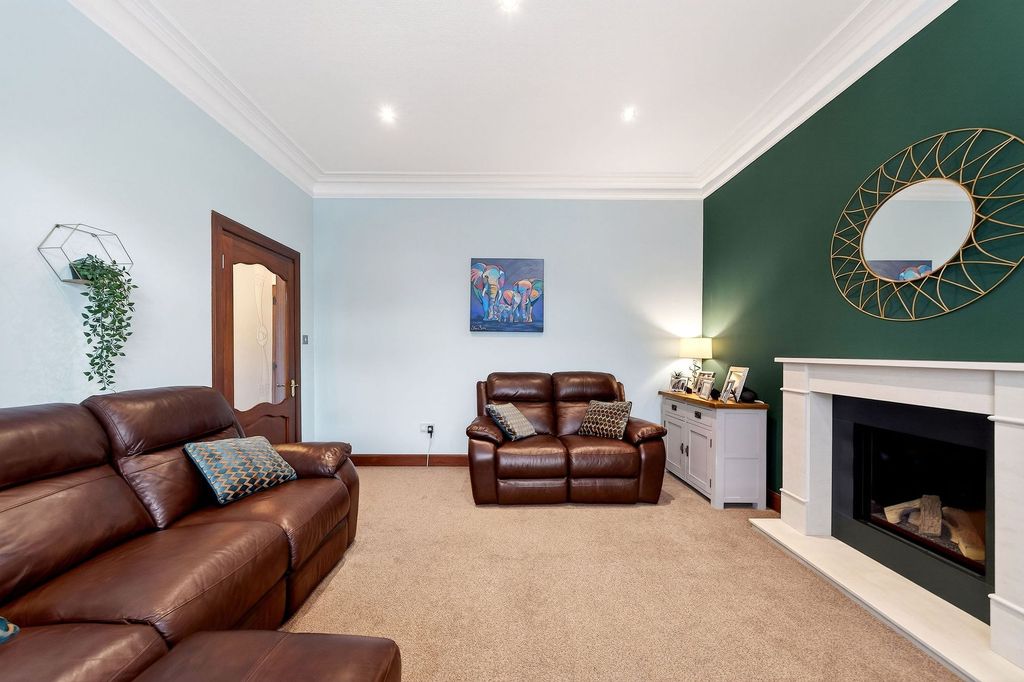 Property photo 3 of 28 Lounge