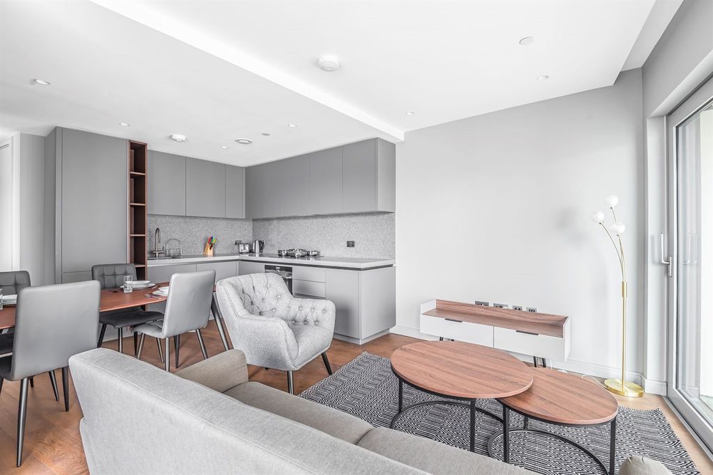 Property photo 3 of 20 Reception