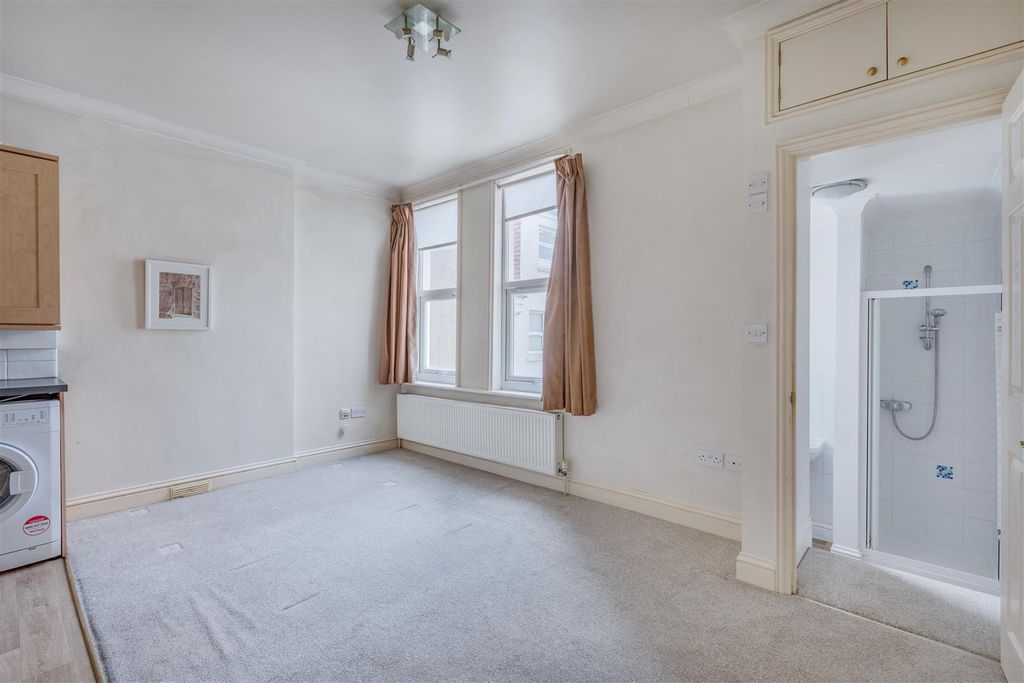 Property photo 2 of 10 Studio