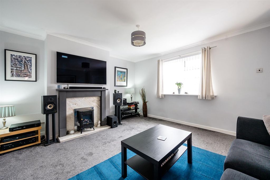 Property photo 2 of 16 Lounge