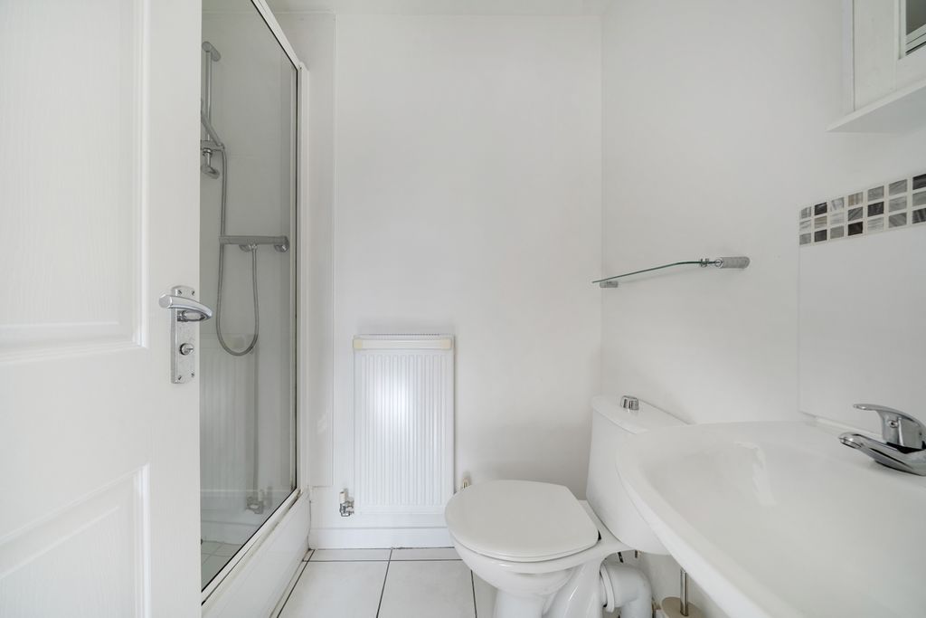 Property photo 3 of 19 Bathroom