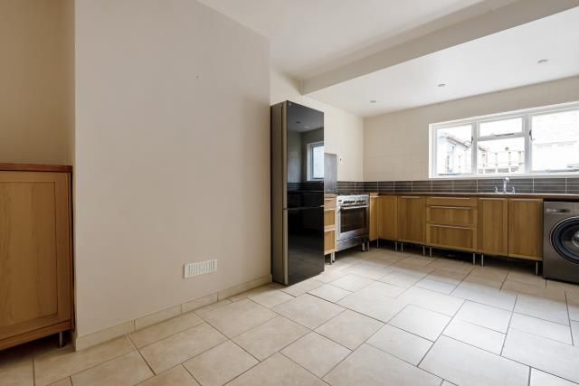 Property photo 3 of 10 Kitchen
