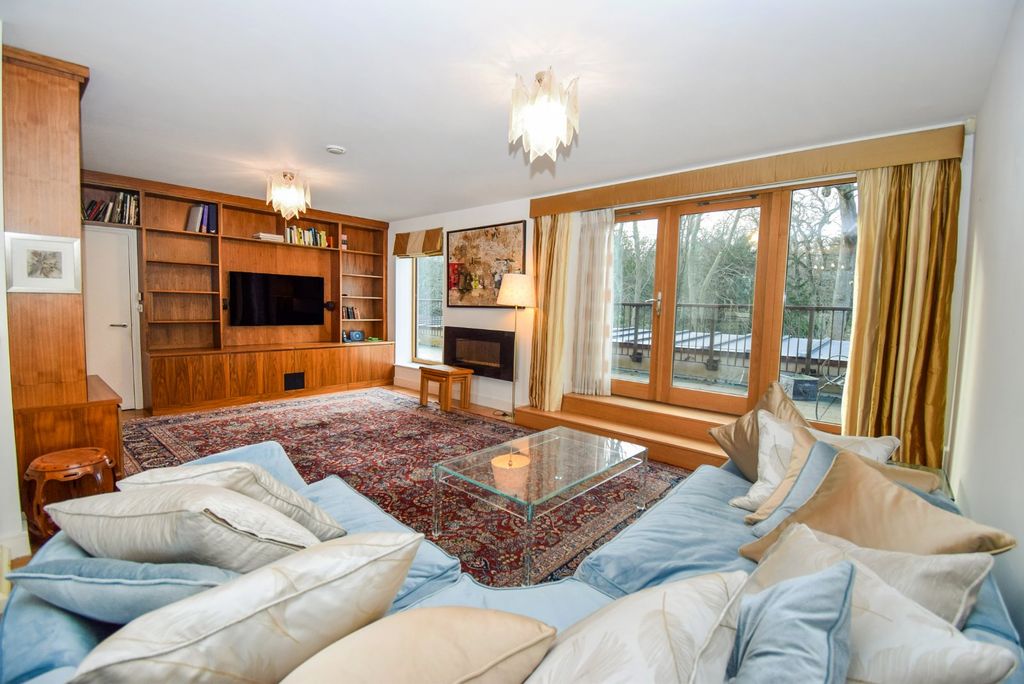 Property photo 2 of 18 Living Room