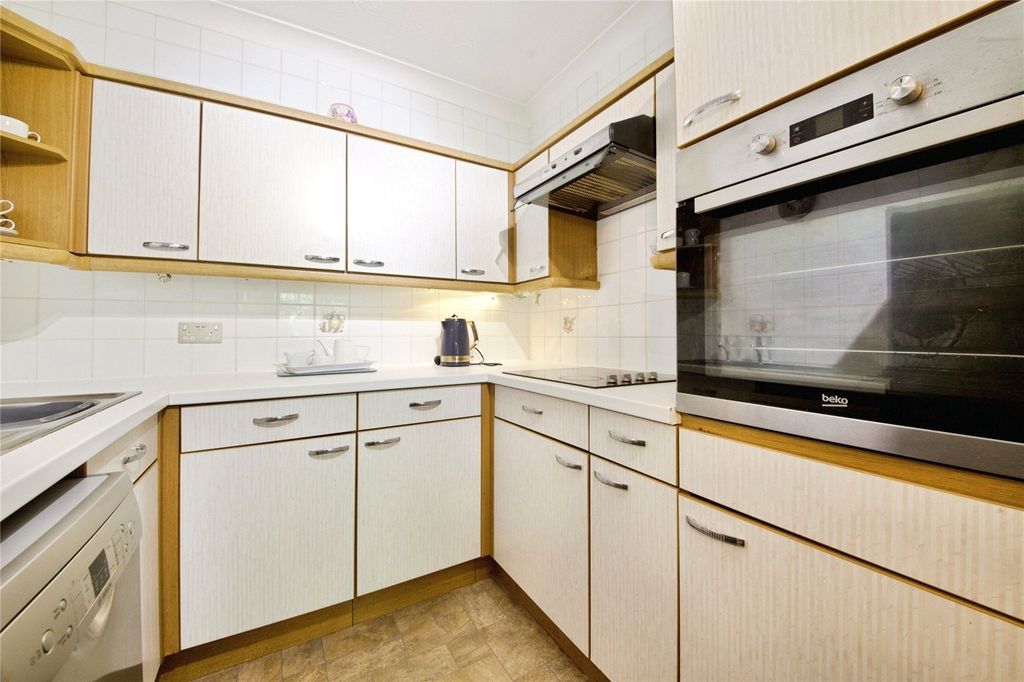 Property photo 3 of 11 Kitchen