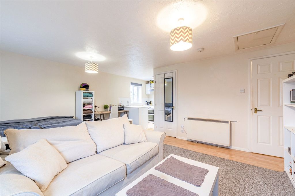 Property photo 3 of 9 Studio Living